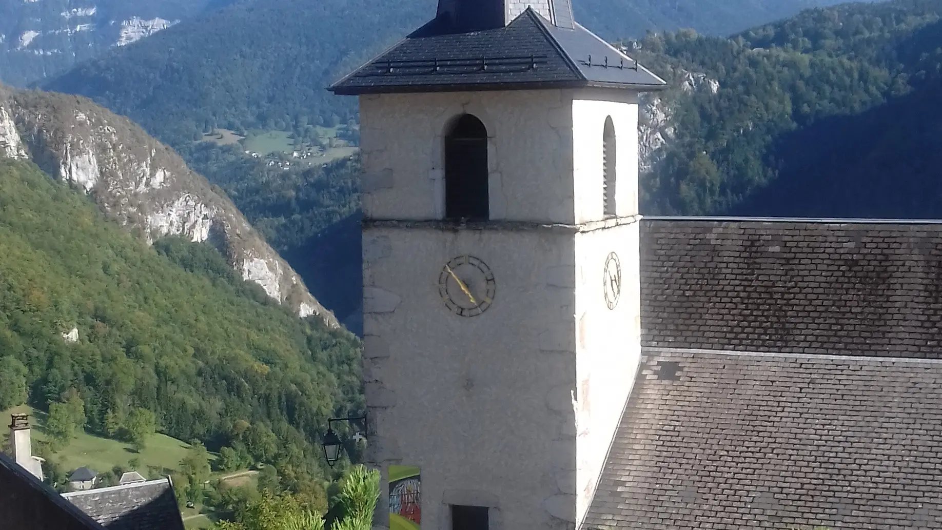 Vue sur l'église depuis le haut du village