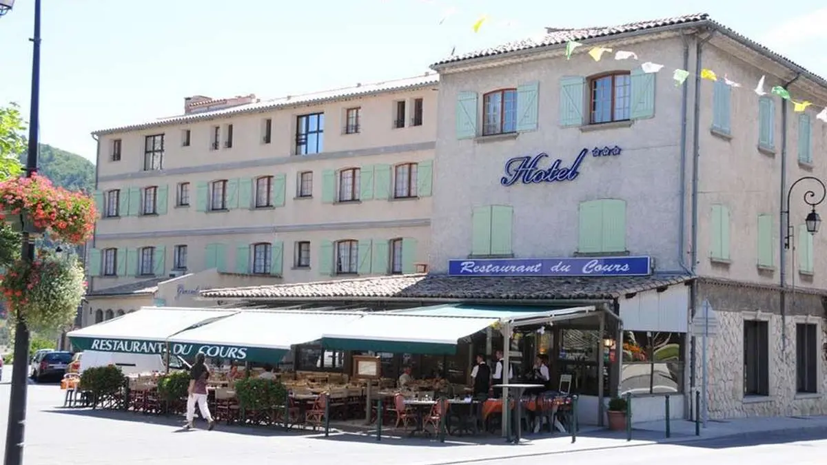 Façade Hôtel Le Cours