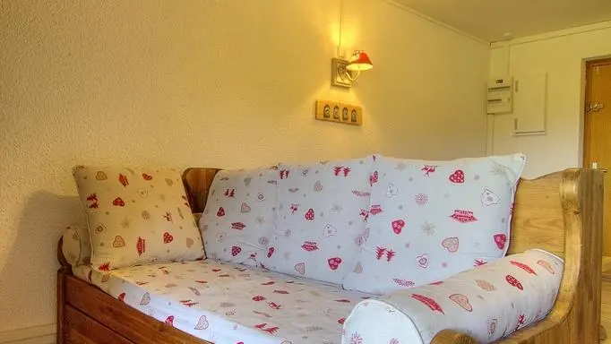 L'espace salon comprend un couchage pour une personne.