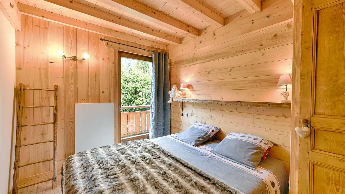 Chambre master lit en 160 x 200 vue coté porte-fenêtre