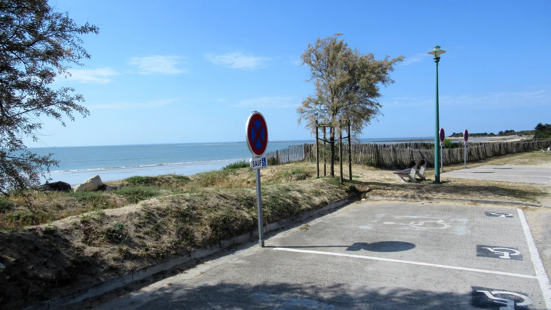 parking PMR - Plage sud - Poste de Secours