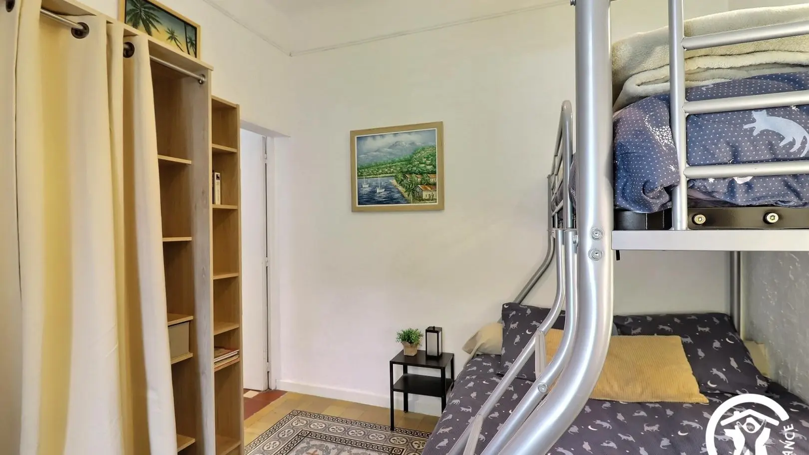 Vue de la chambre depuis la fenêtre: un grand dressing sur la gauche pour votre confort