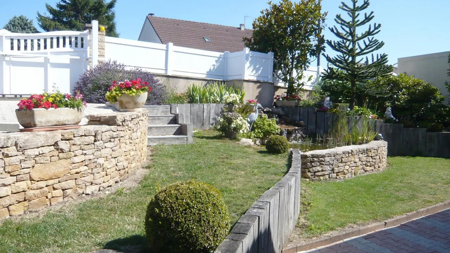 Jardin d'agrément côté rue.