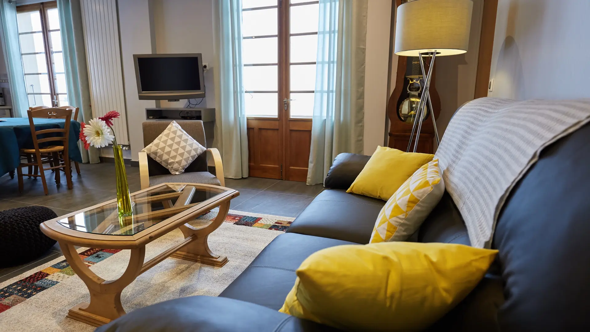 Séjour avec canapé et télévision/Living room with a sofa and a television-Ambrevetta-Le Grand-Bornand
