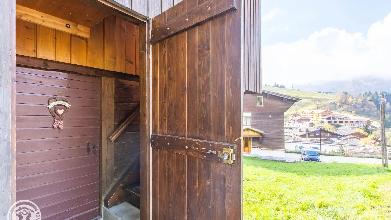 Entrée dans le chalet