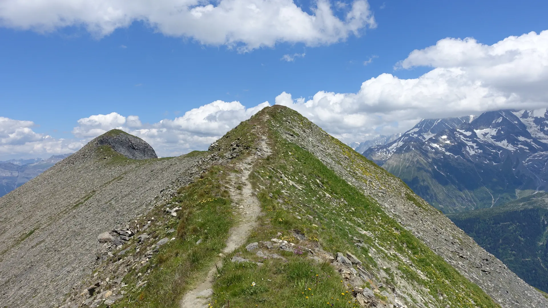 Sentier de crête du Mont Joly - Photo sous licence Creative Commons https://creativecommons.org/licenses/by-sa/2.0/