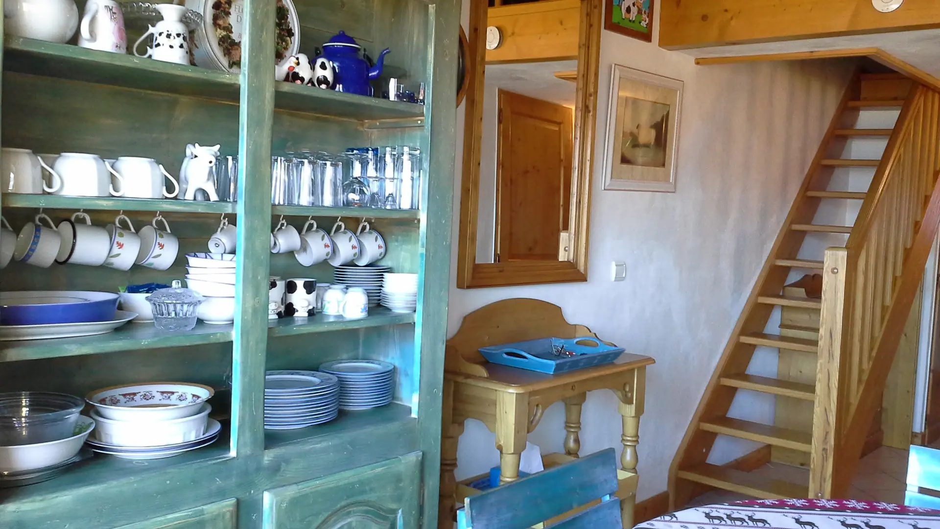 Buffet vaisselle et escalier
