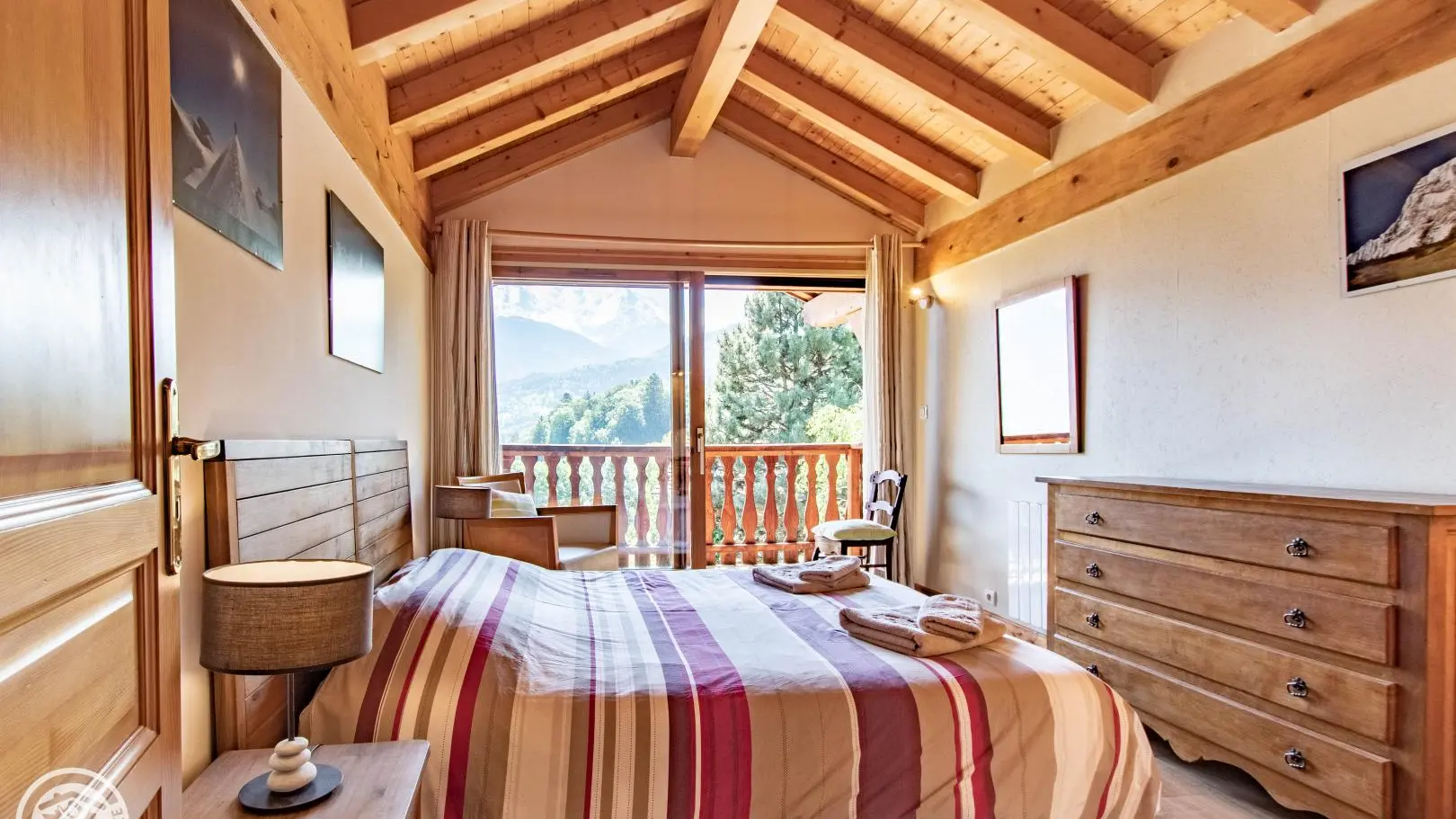 Chambre Mont-Blanc avec son balcon privé. Lit 160cms.