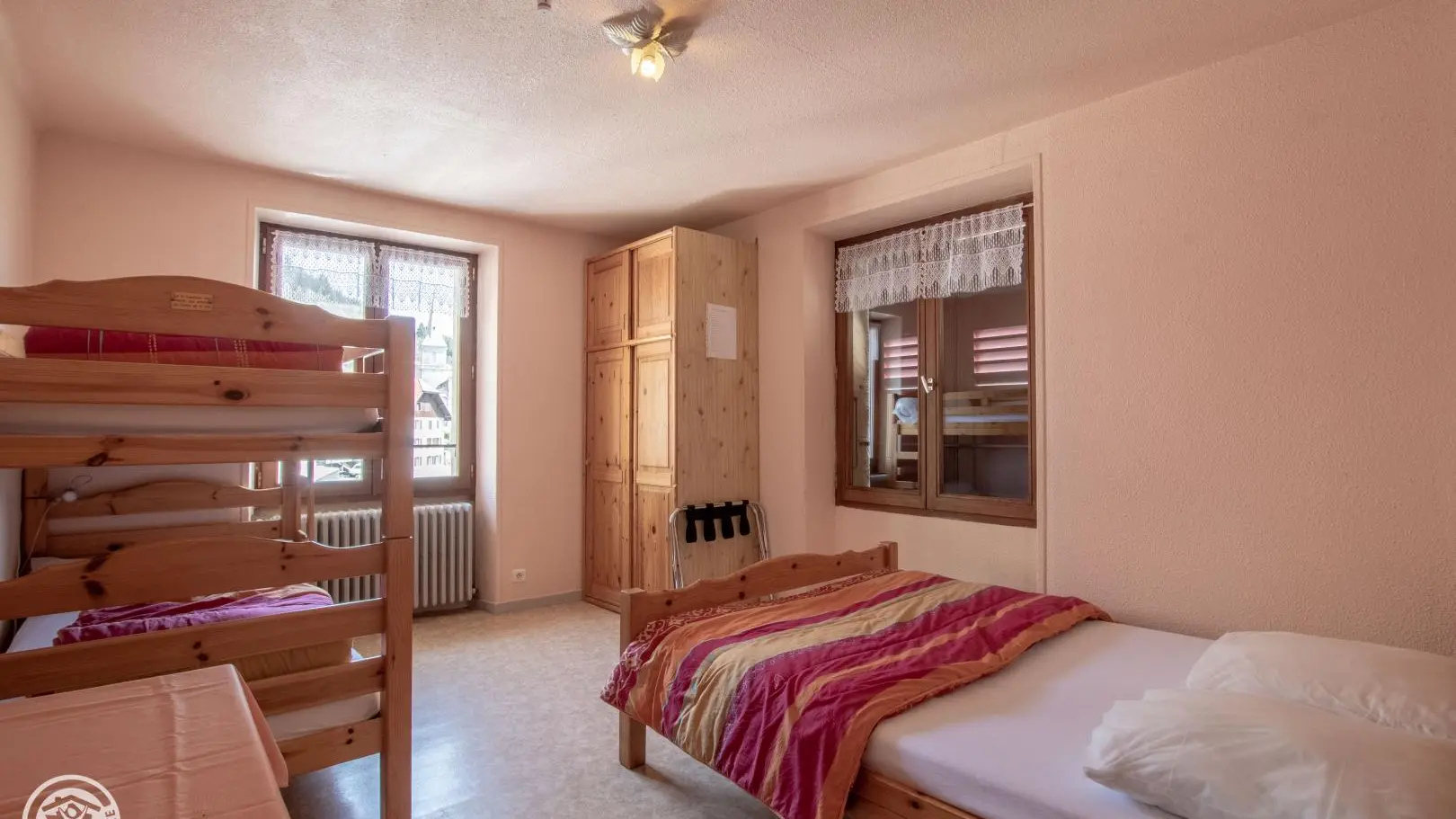 chambre au 1er étage.
1 lit 140 + 2 lits superposés.