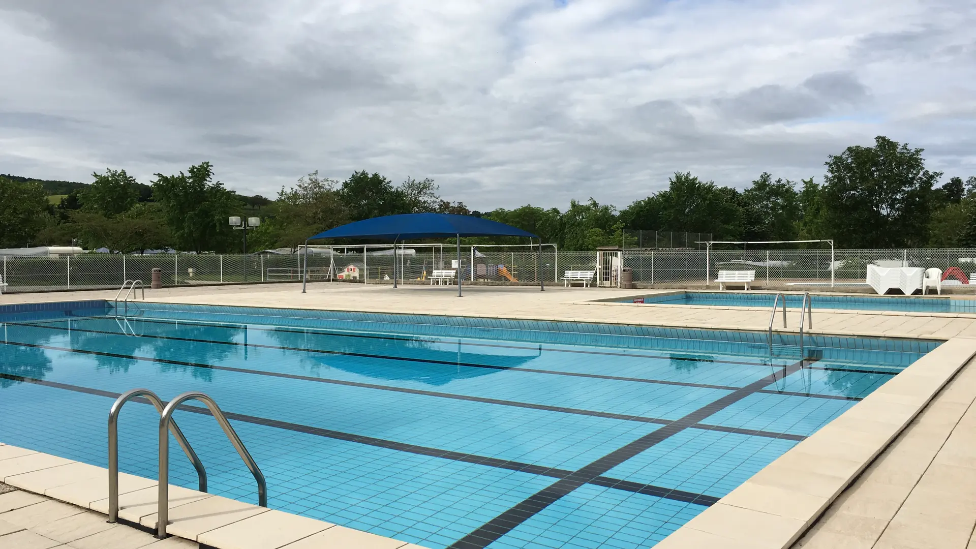 Piscine bleu idéal