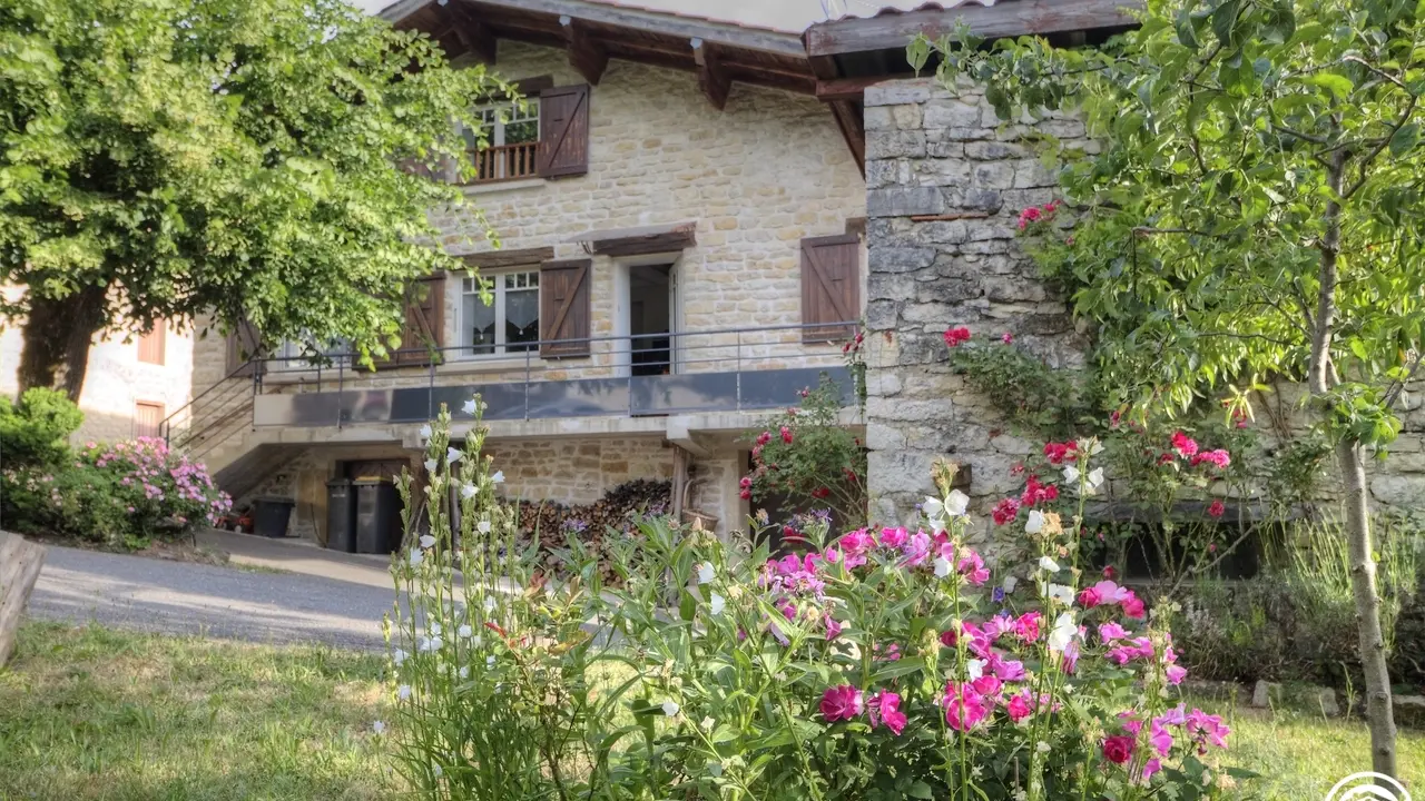 Vue du Gîte depuis le petit jardin