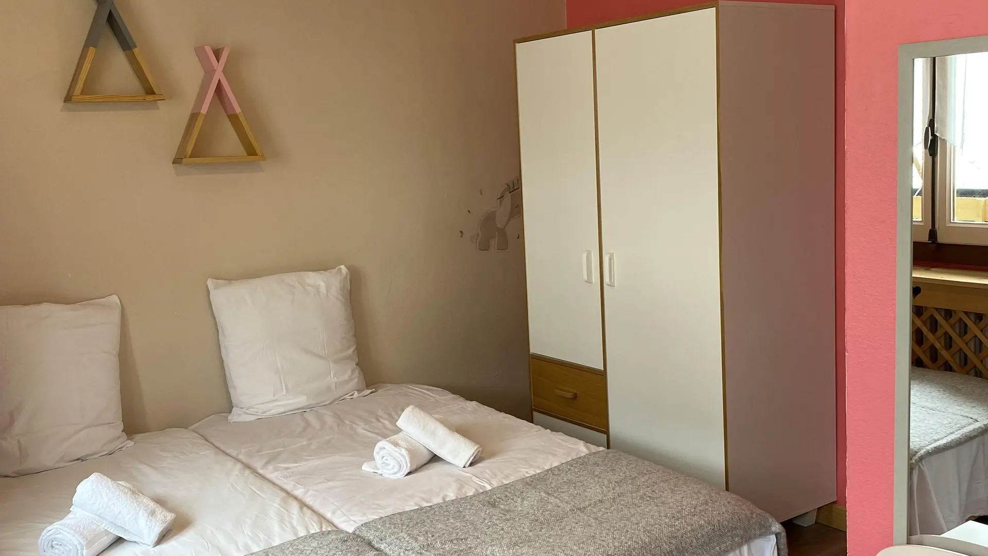 Chambre twin, avec armoire, deux lits simples