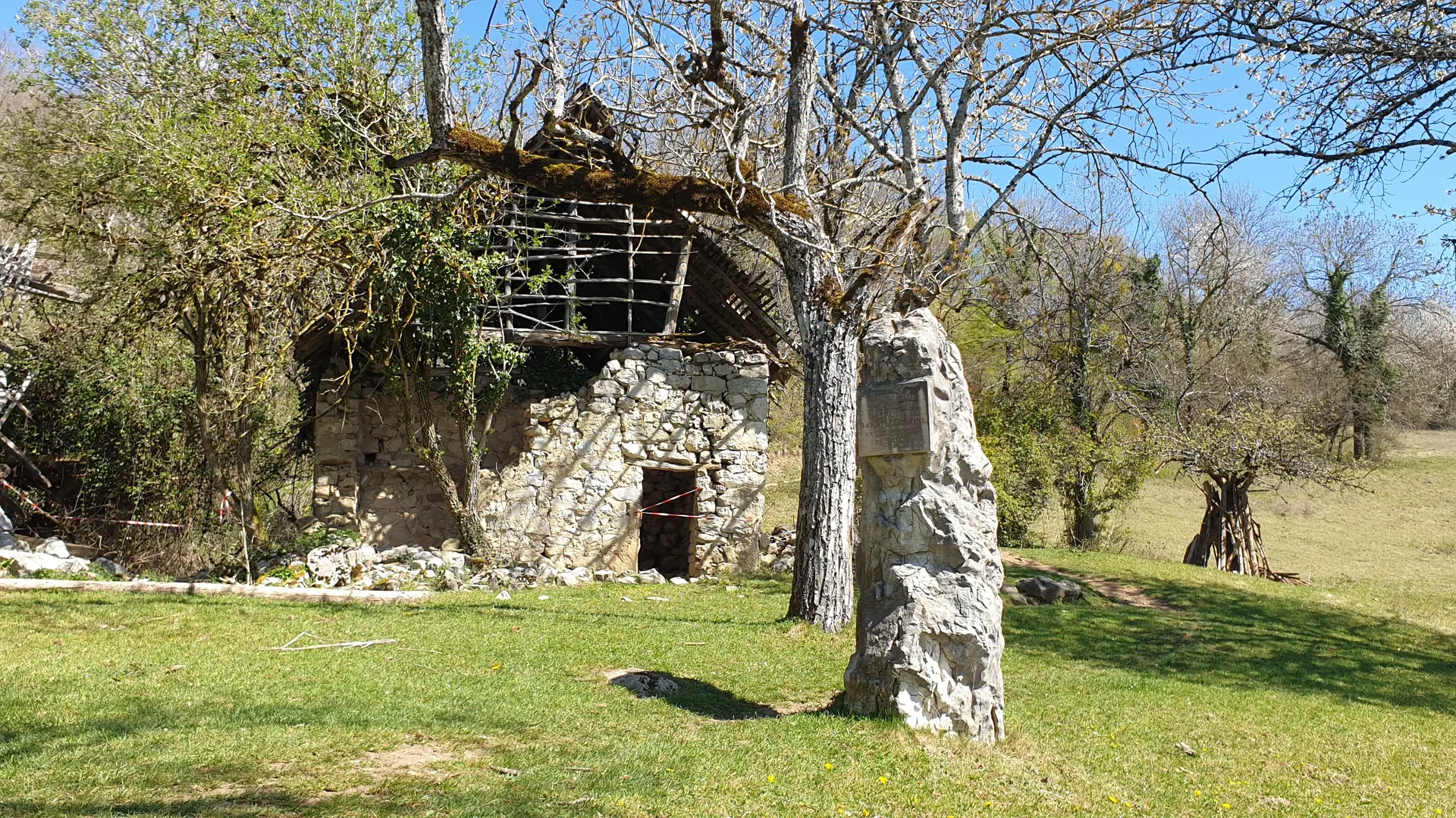 La stèle du maquis et la ferme des résistants