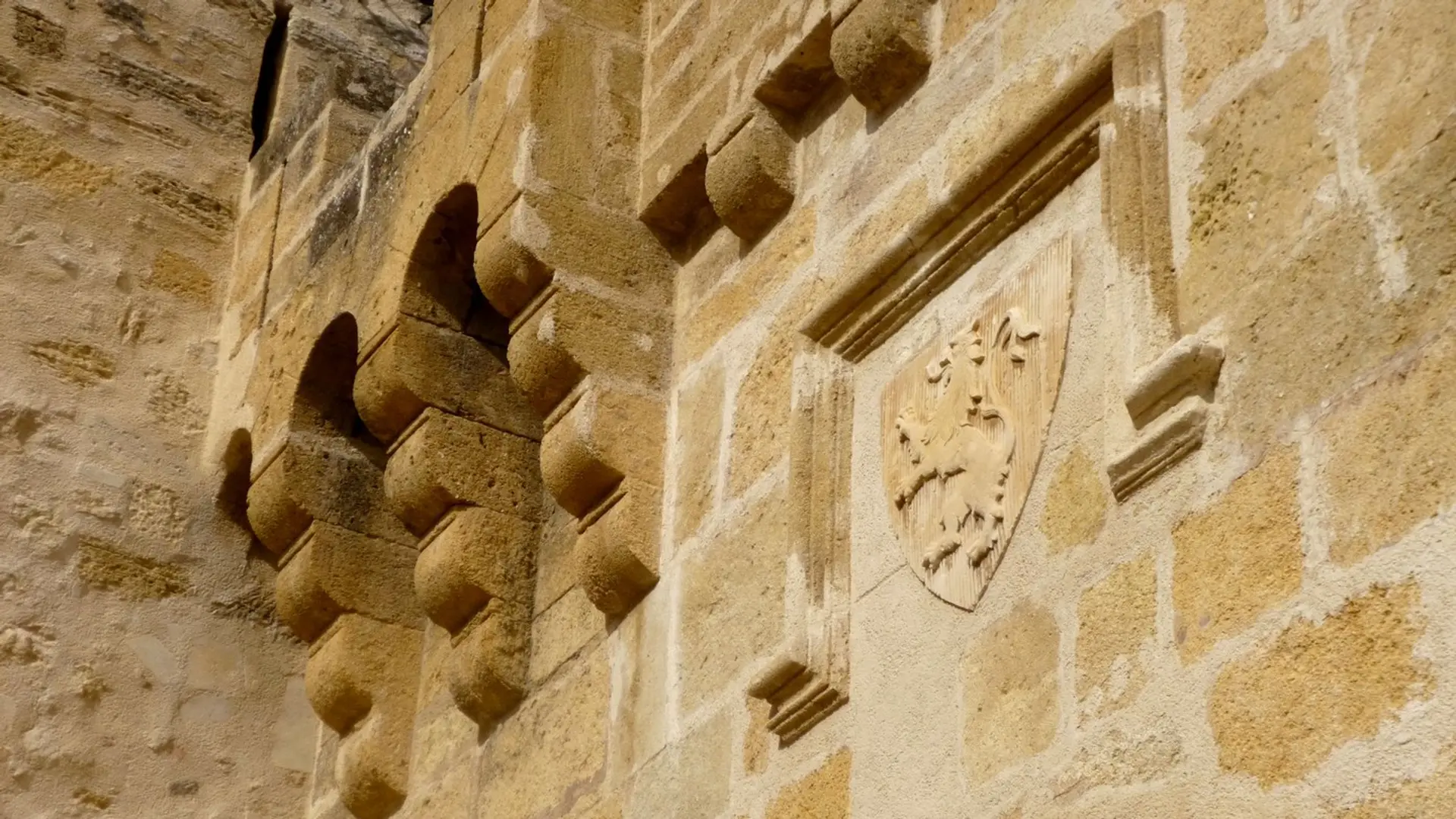 Blason d'Ansouis sur le château