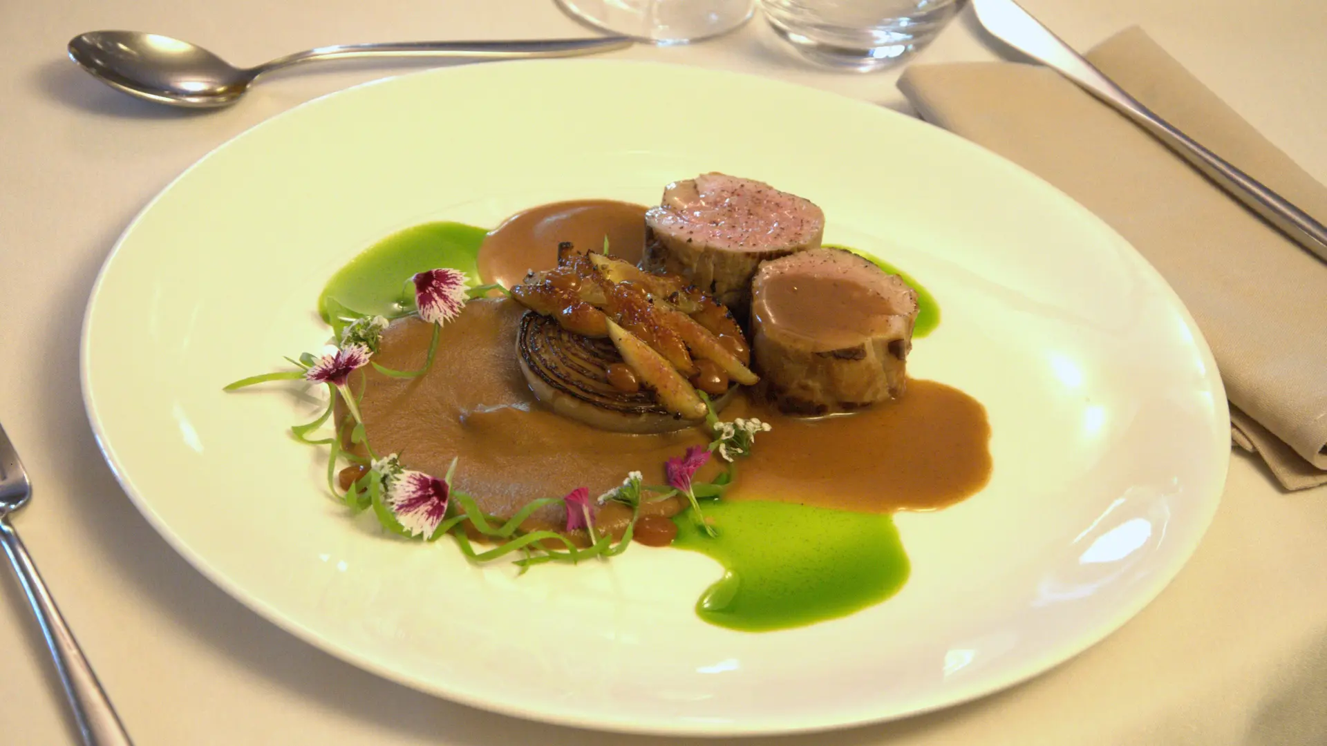 Filet mignon de porc, oignons caramélisés