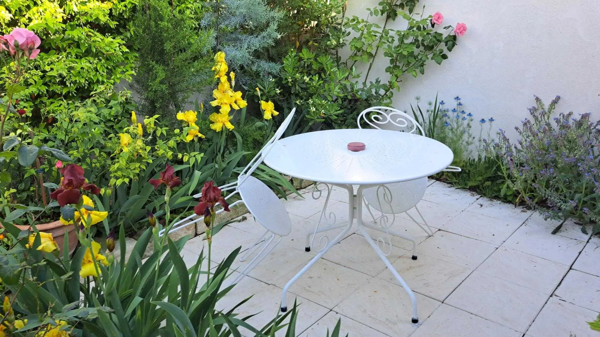 Table jardin et terrasse en fleurs de Mai de l'Oustau dei Aucèus.
