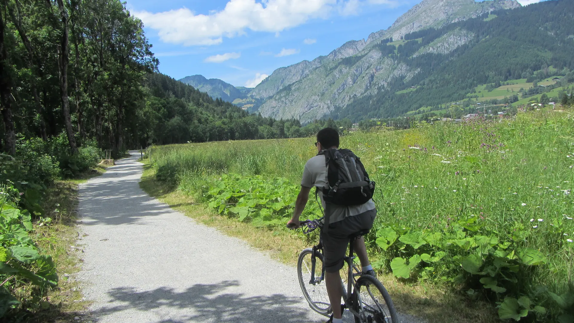 Vélo sur le sentier des bords de Dranse (passage à La Chapelle d'Abondance)