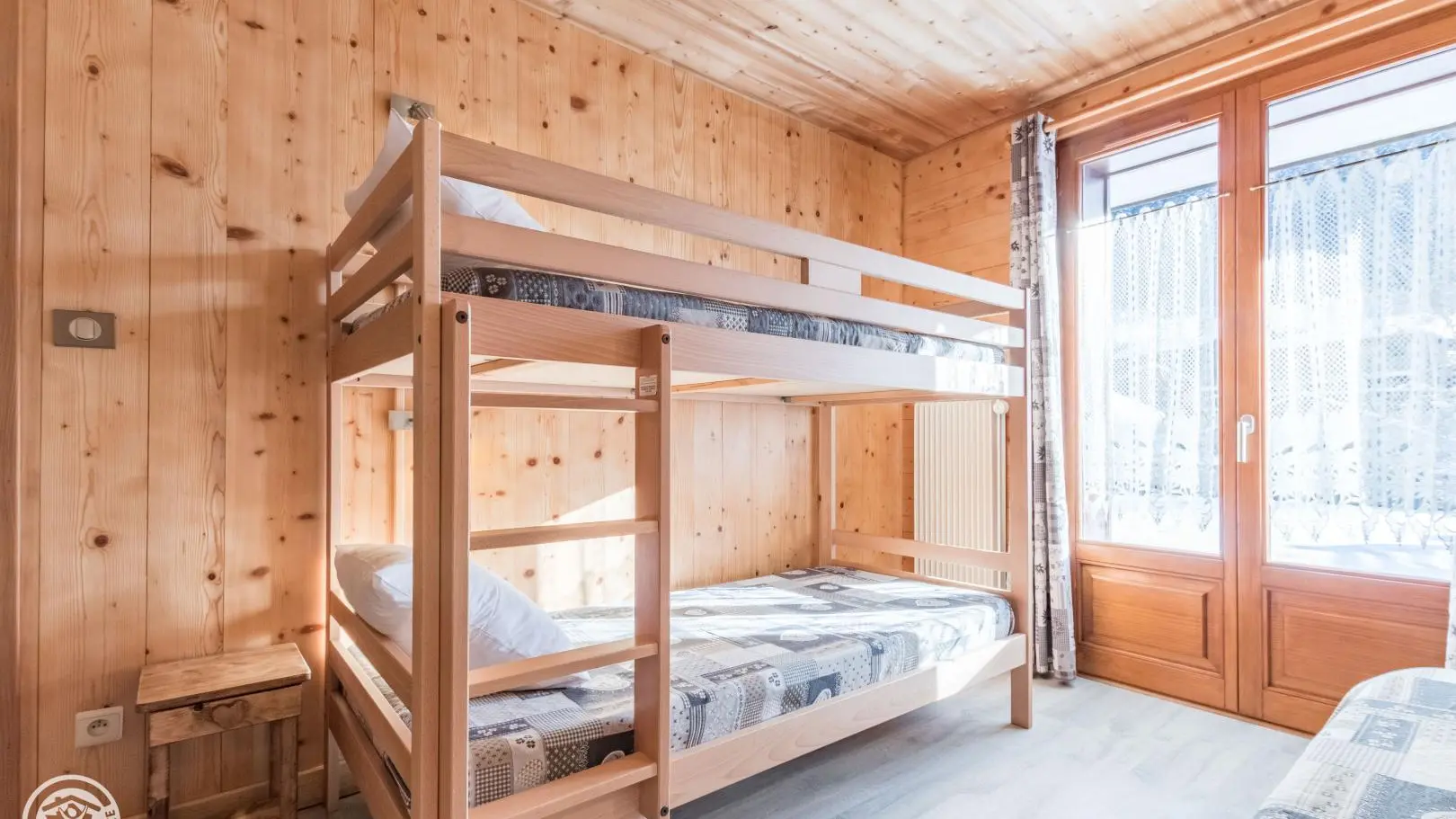 Chambre 3 avec 1 lit 90x190cm et 2 lits 90x190cm superposés. Accès au jardin.