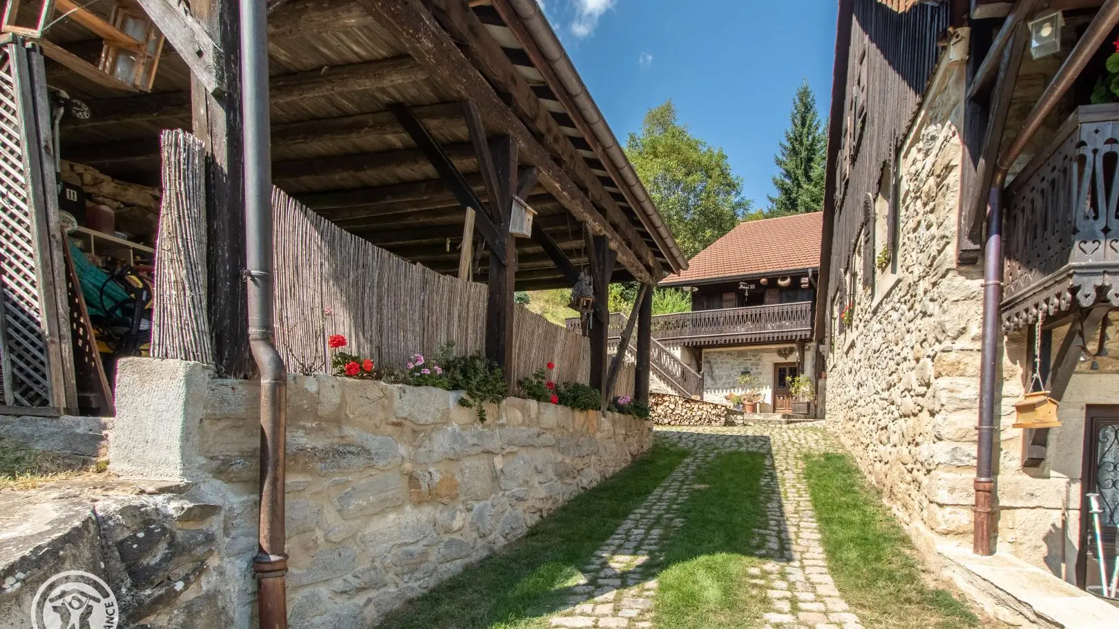 Accès vers maison du propriétaire et cheminement paysagé