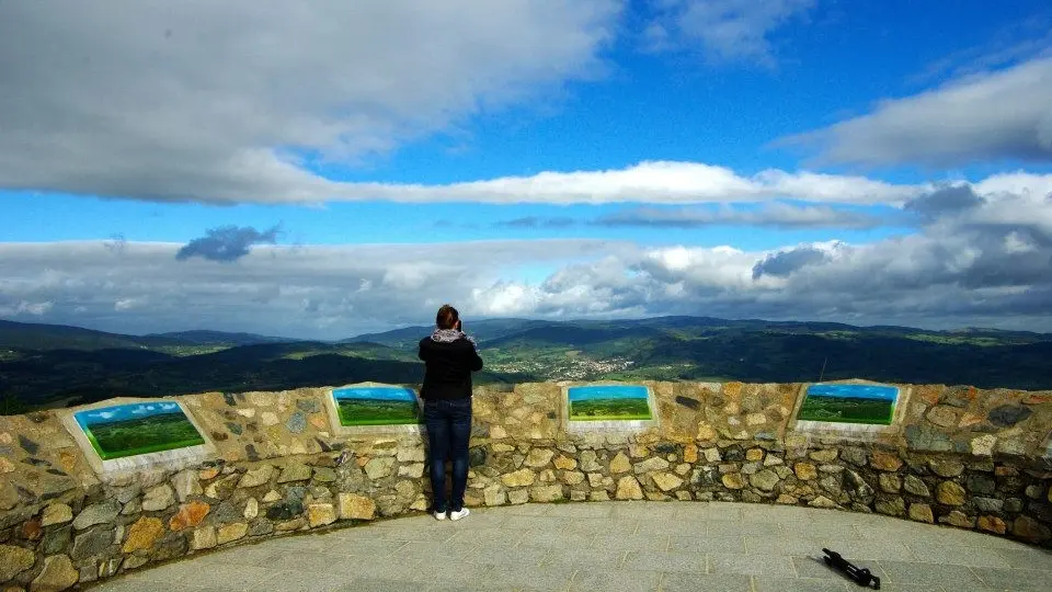 Vue en haut du donjon, table d'orientation du château d'Urfé Champoly