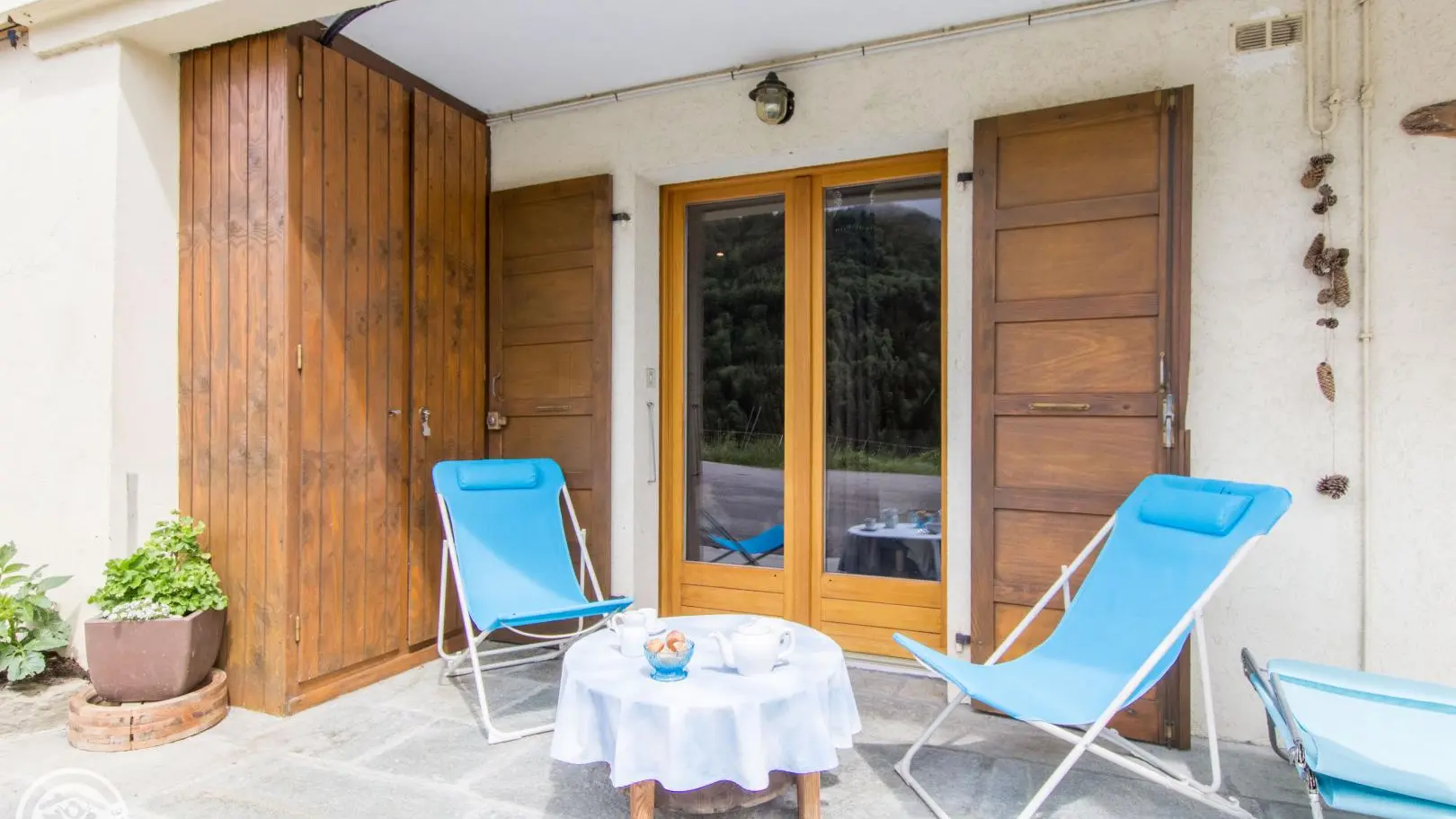 La porte fenêtre de la chambre donne accès au coin détente