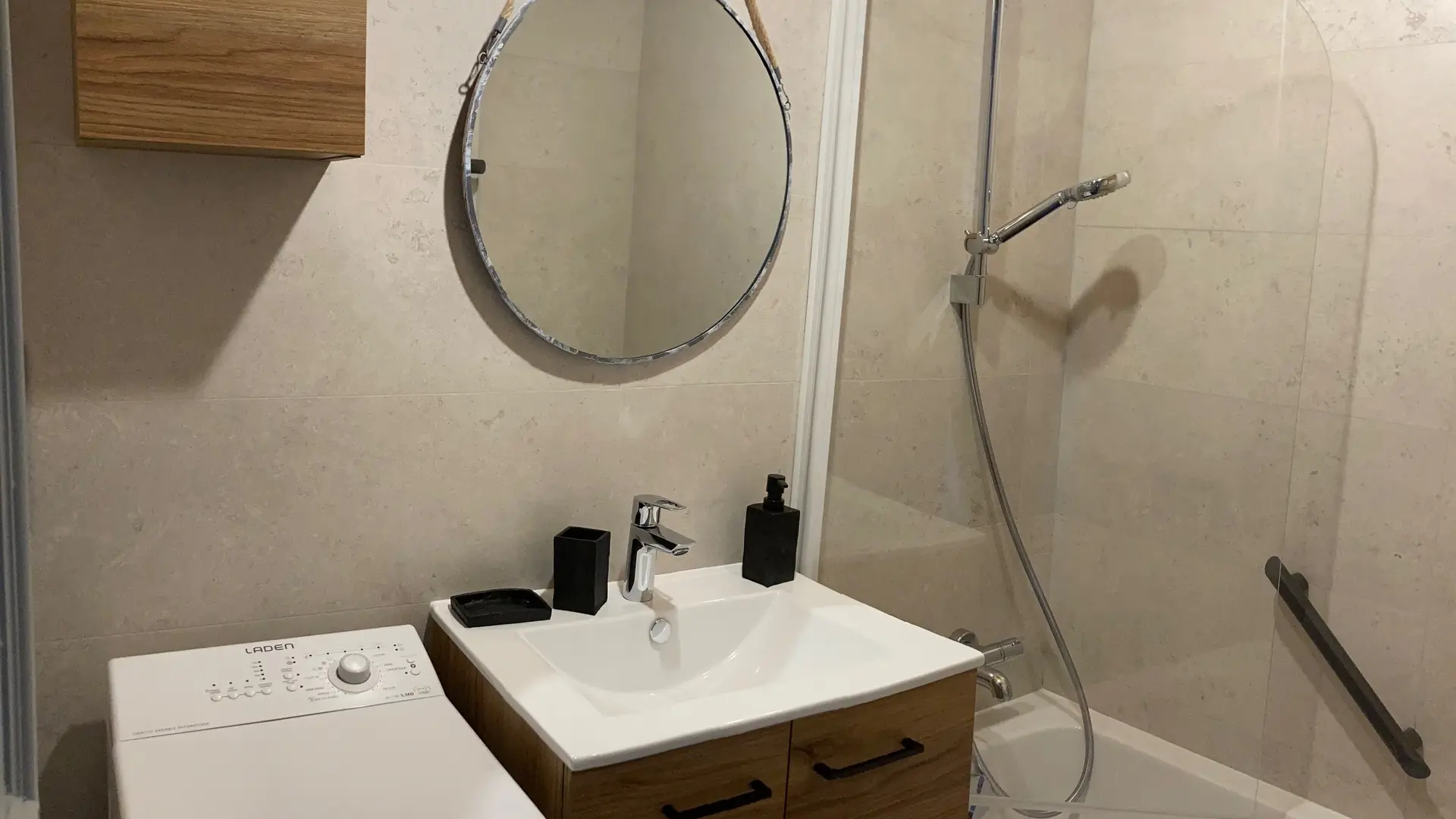 Salle de bain avec baignoire et lavabo