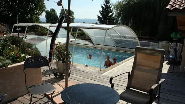 La piscine et la terrasse.
