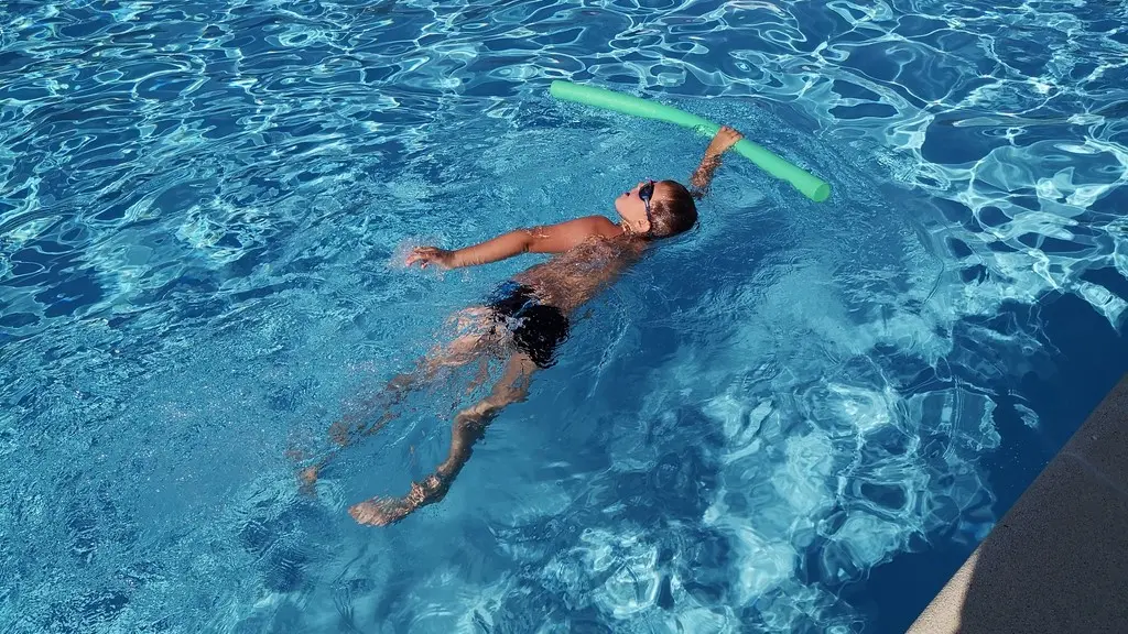 Enfant qui nage en piscine