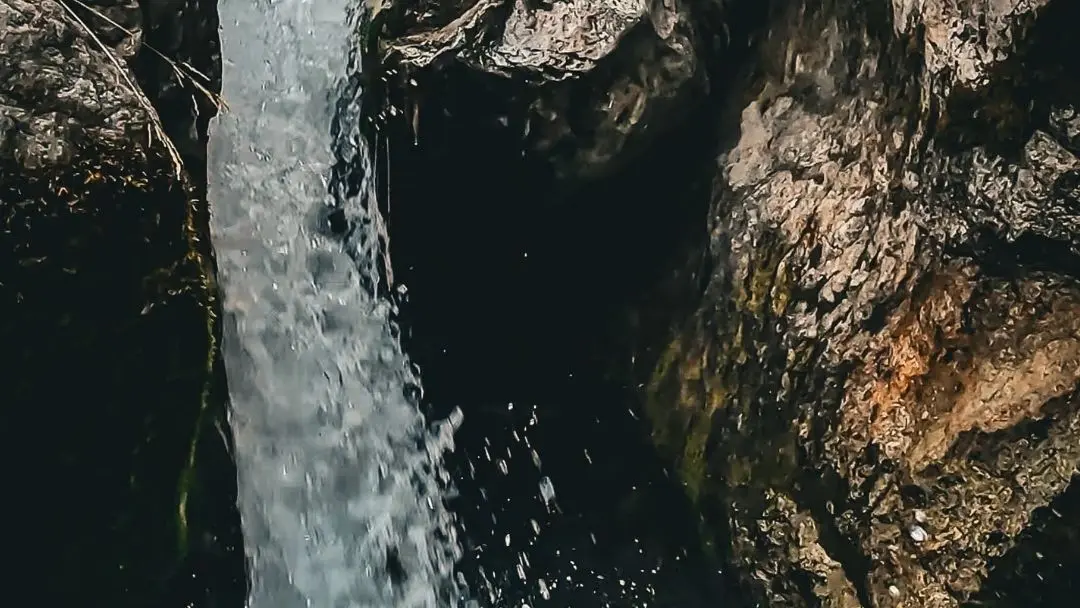 En famille ou entre amis, vivez une expérience hors du commun. avec Ecrins Spéléo Canyon