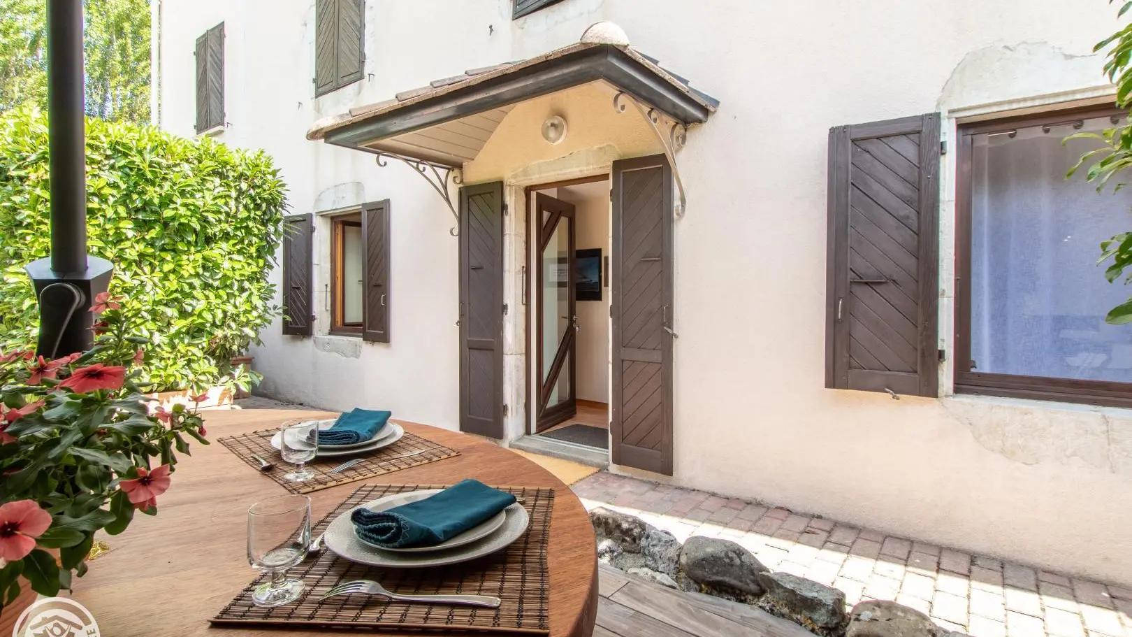 Entrée privative du gîte avec terrasse aménagée