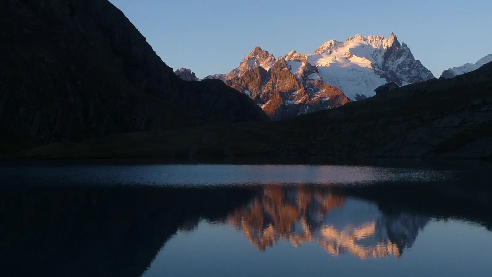 Lac du Goleon et reflet Meije