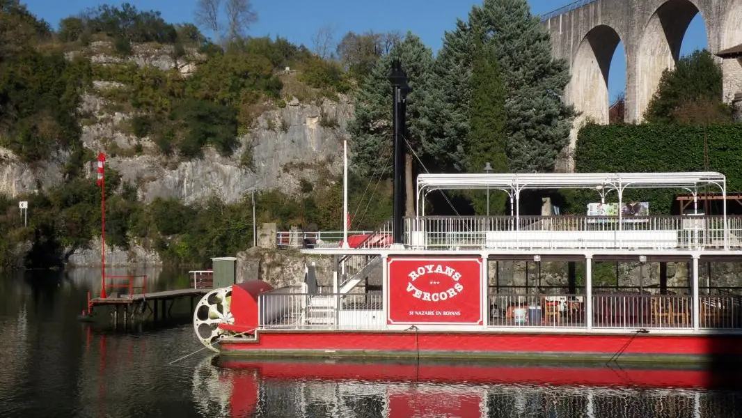 Bateau à roue et l'aqueduc de Saint Nazaire en Royans