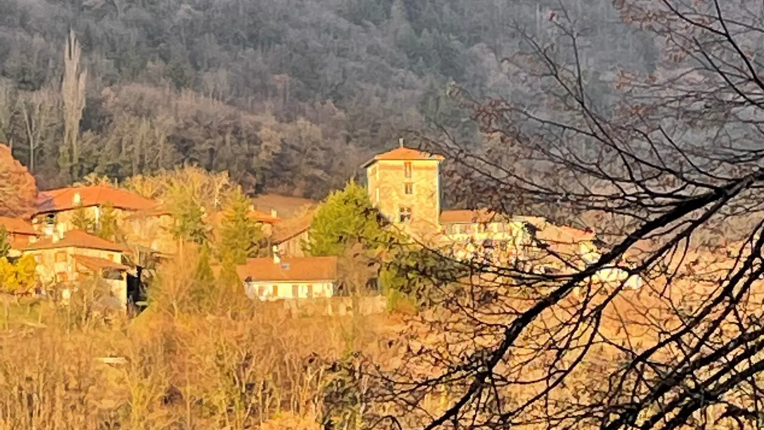 Vue sur le hameau de Mailles à l'automne