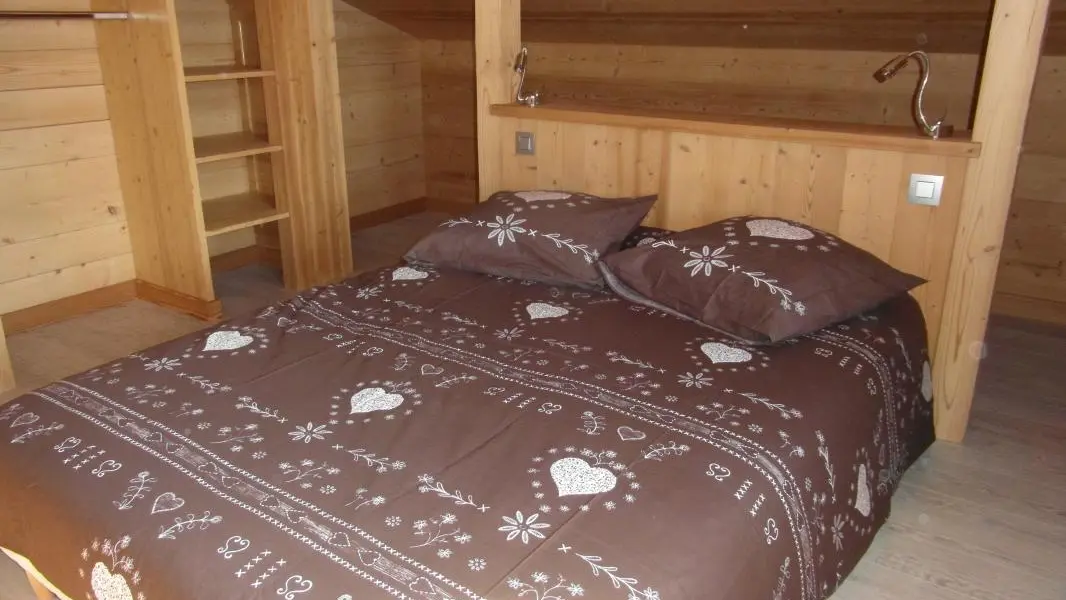 Chambre double à l'étage, dressing, lit en bois bébé