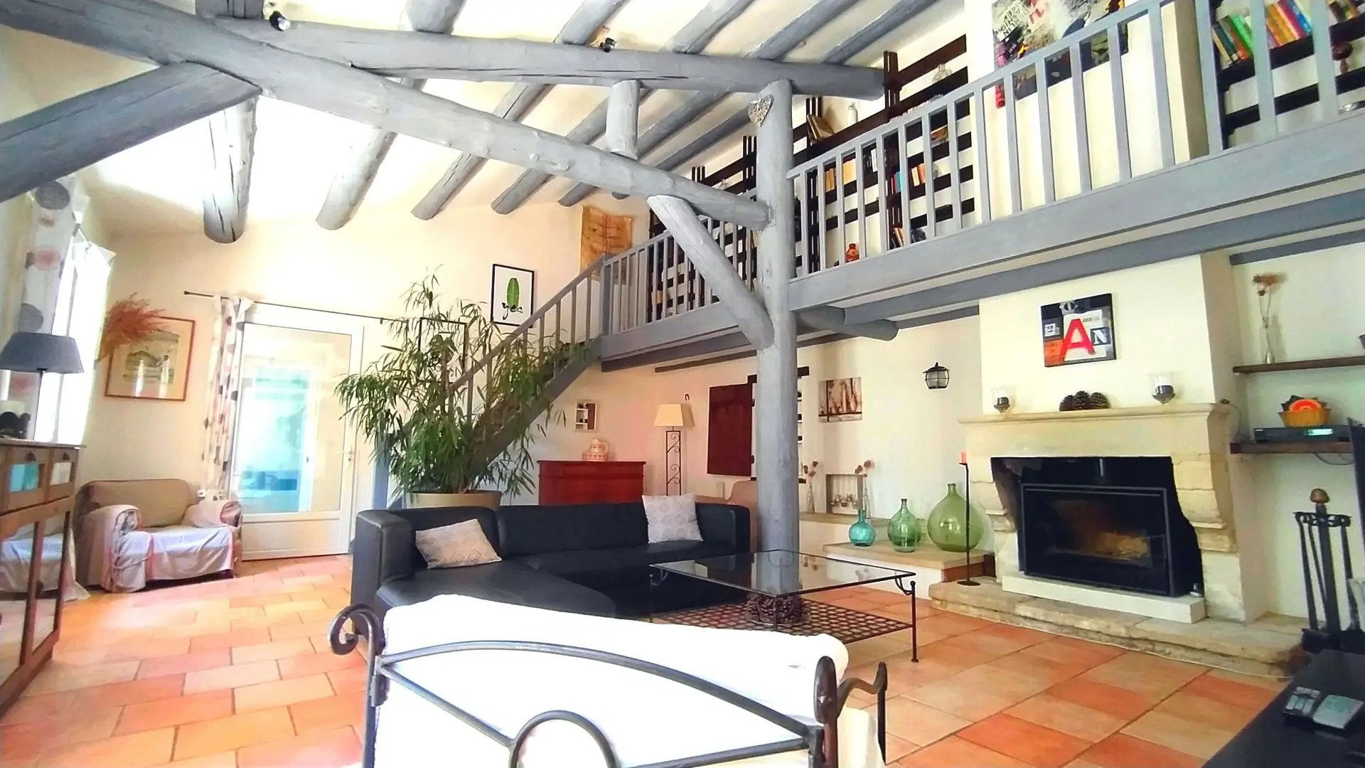 Le séjour et sa cheminée