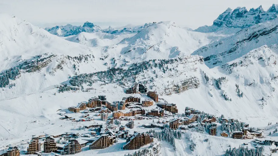 Vue aérienne de la station enneigée d'Avoriaz