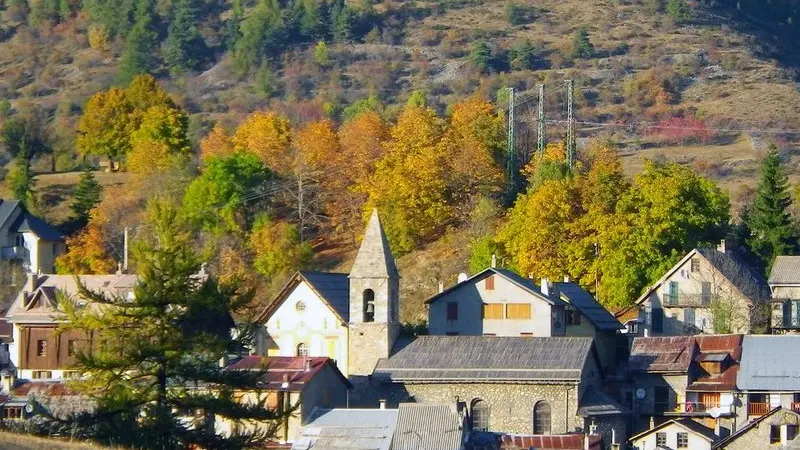 L'église et quelques maisons du village de Beuil en automne