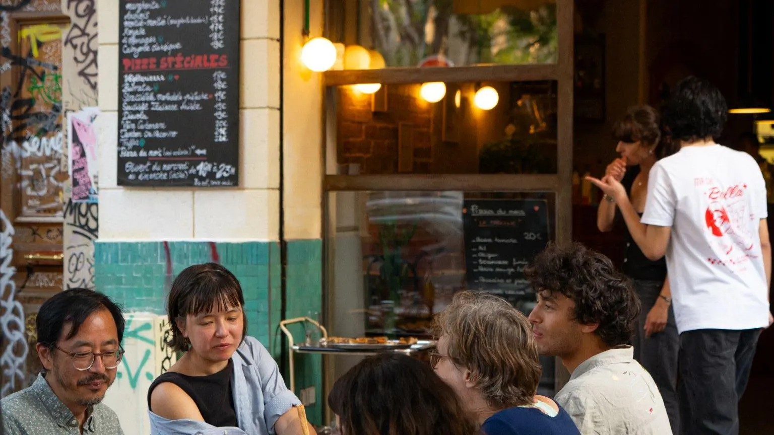 clients attablés en terrasse du restaurant
