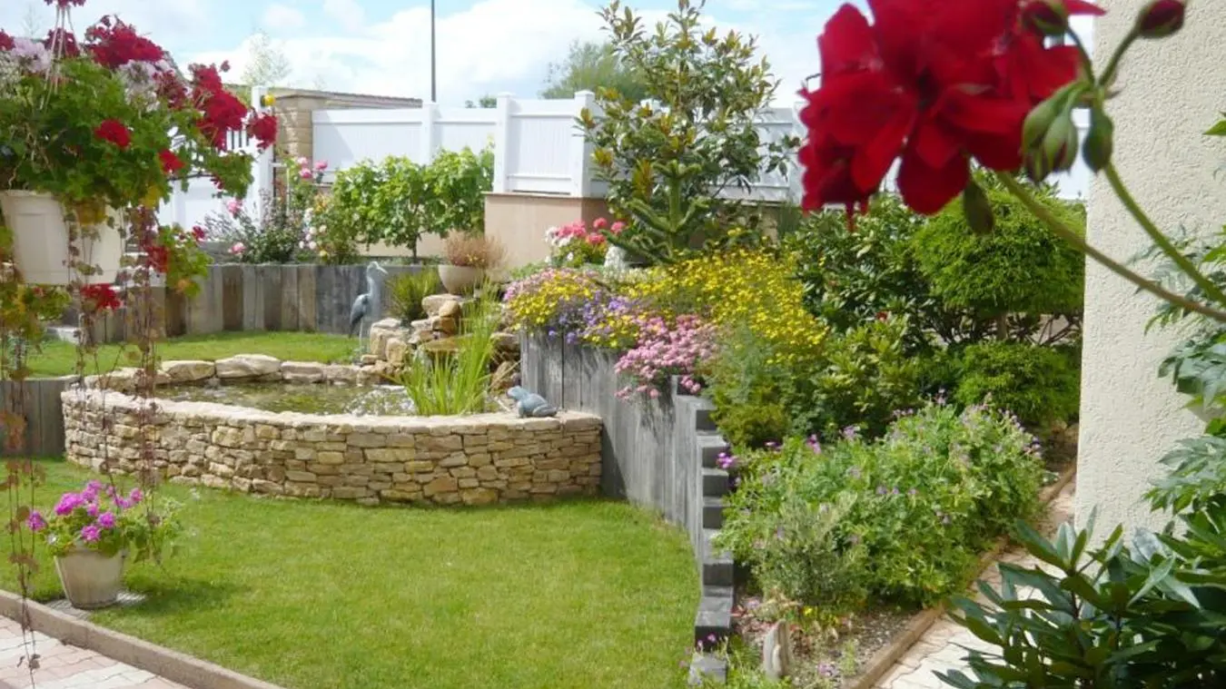 Jardin d'agrément côté rue.