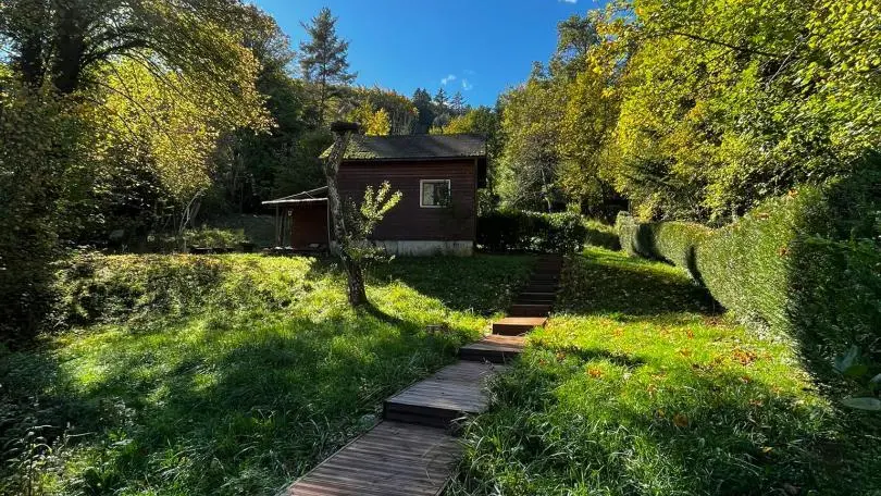 accès à la petite cabane avec sauna et l'espace détant