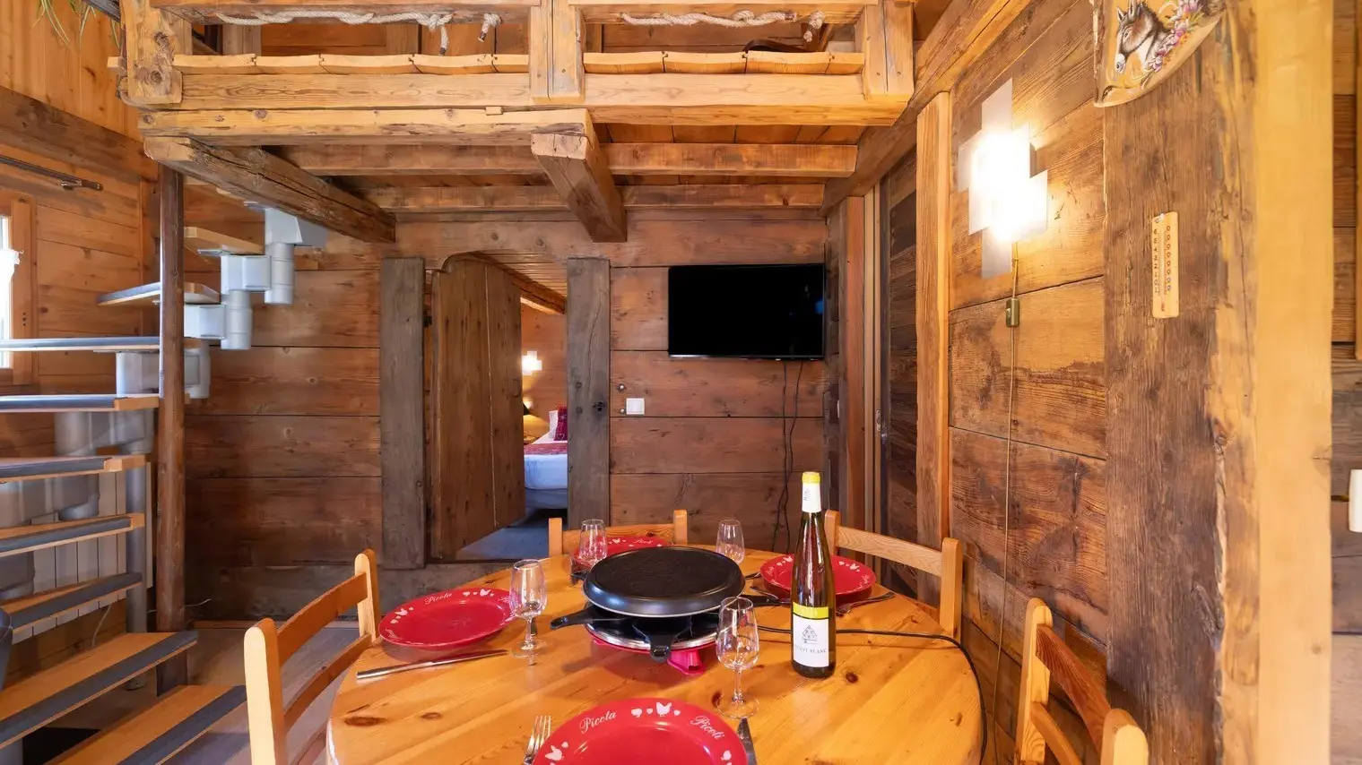 Pièce principale, avec la vue sur le chalet intérieur