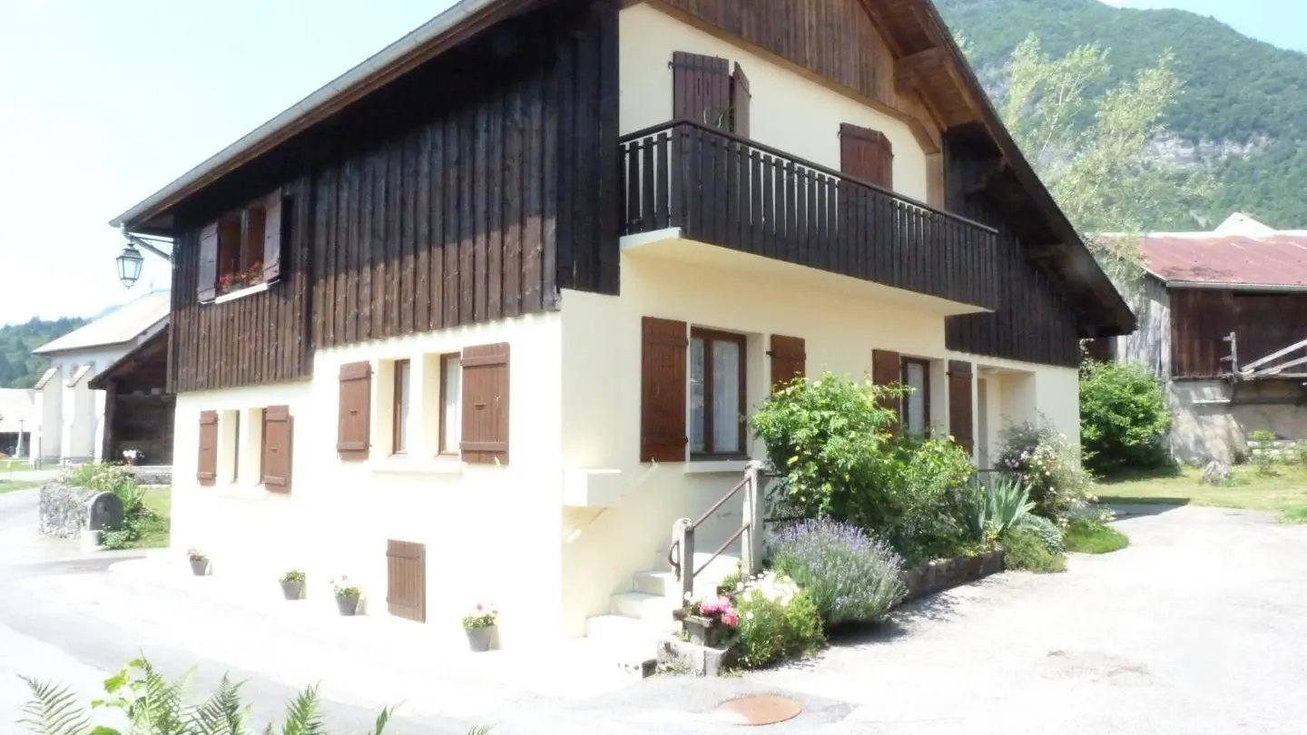 Maison côte Est, fenêtres gîte au Rez de Chaussée.