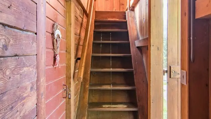 Escalier montant à l'appartement