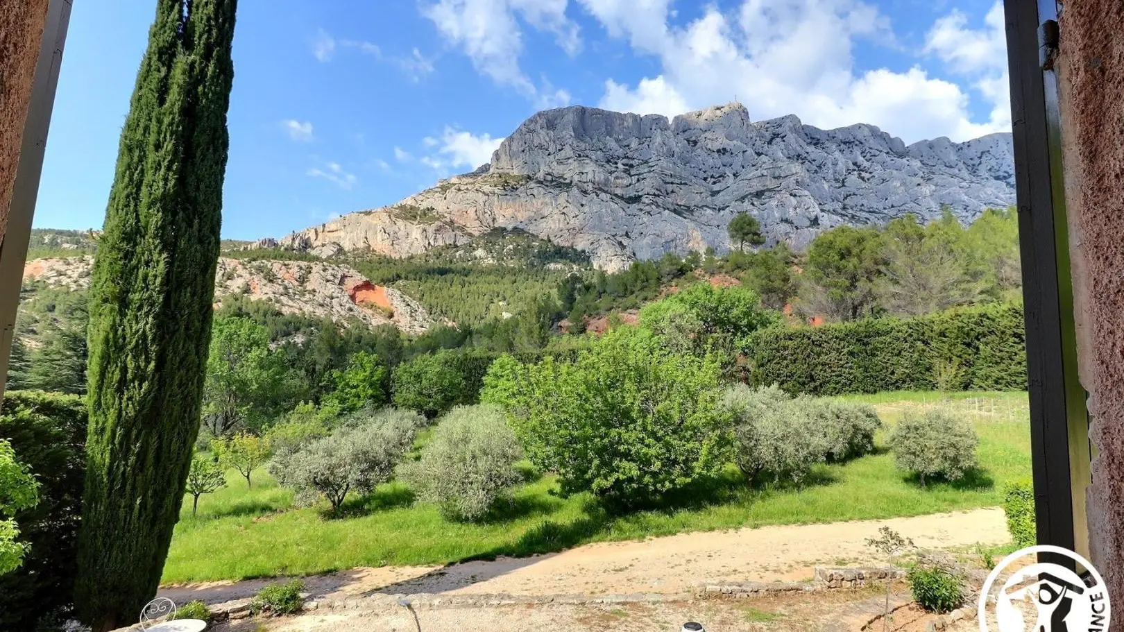 La vue des chambres : pleine vue sur la Ste Victoire, splendide