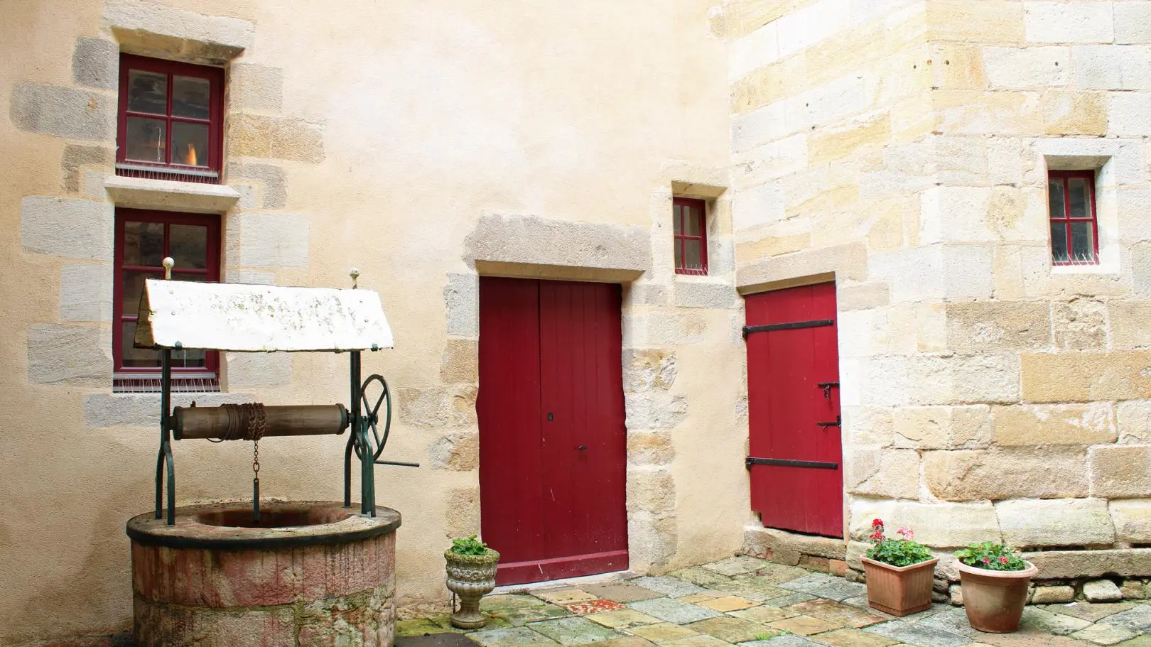 Gîte La chapelle, à Hérisson dans l'Allier en Auvergne.
Cour intérieure