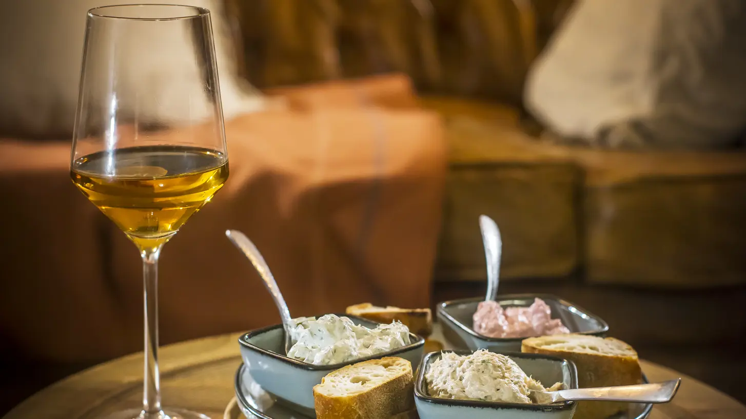 Un apéro au salon du bar