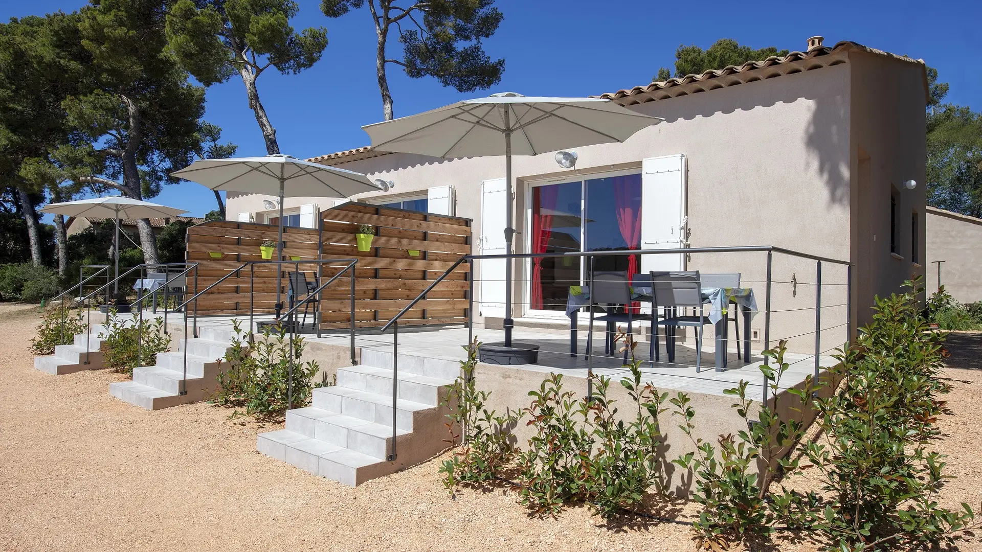 terrasse et piscine gîtes Sous les Pins