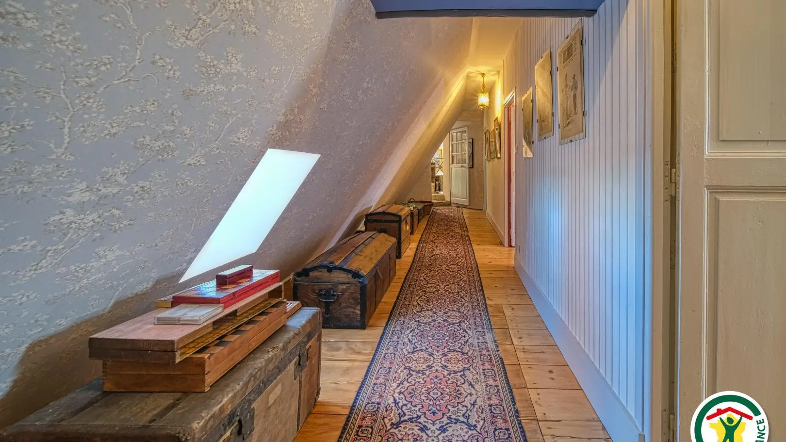 Le couloir mansardé qui dessert les 3 chambres et la cuisine