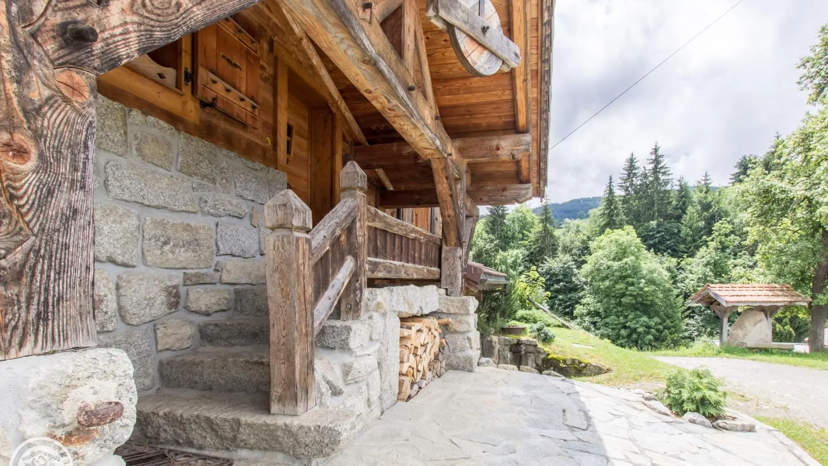 Entrée principale du gîte (sur l'avant)