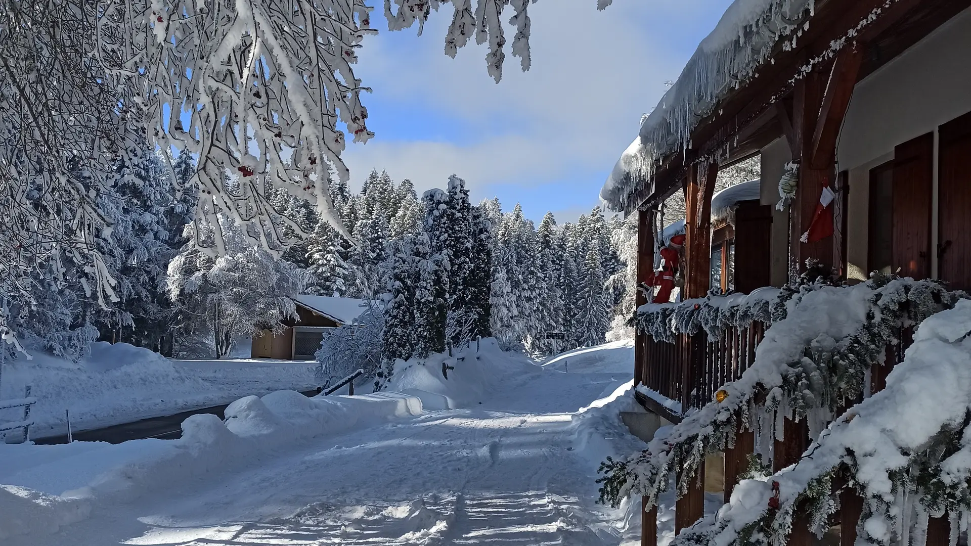 L'auberge-refuge de Carri jouxtant la location de skis sous un beau manteau neigeux